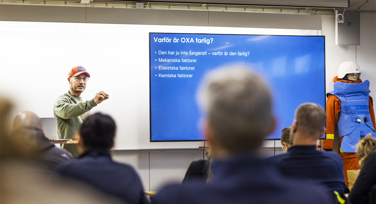 Om något i tändsystemet har hakat upp sig kan ett odetonerat sprängmedel explodera bara av vibrationerna från ett passerande fordon, berättar läraren Christofer Harlegård.